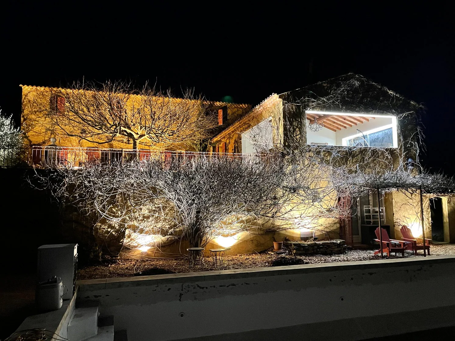 Mise en lumière architecturale d’un bâtiment réalisée par CABLOFIBRES