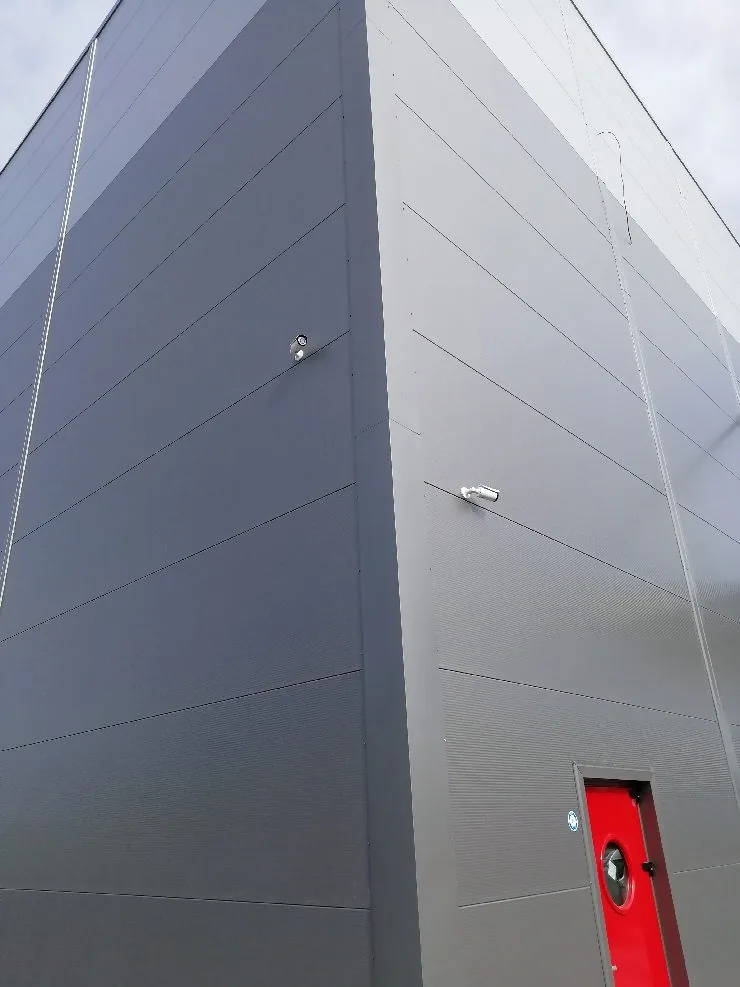 Caméras installées sur la façade d’un site industriel