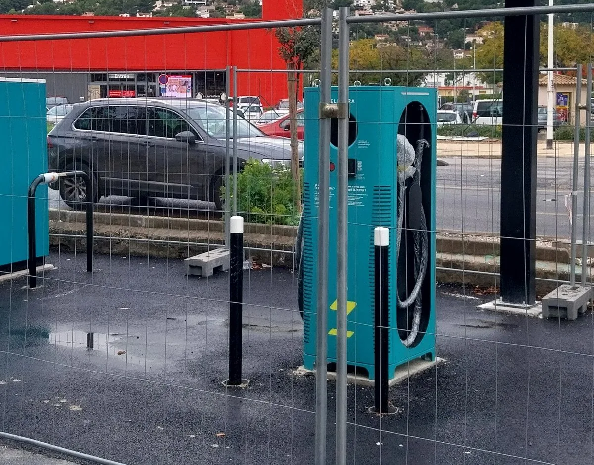 Infrastructure de recharge et armoire de distribution installées par CABLOFIBRES