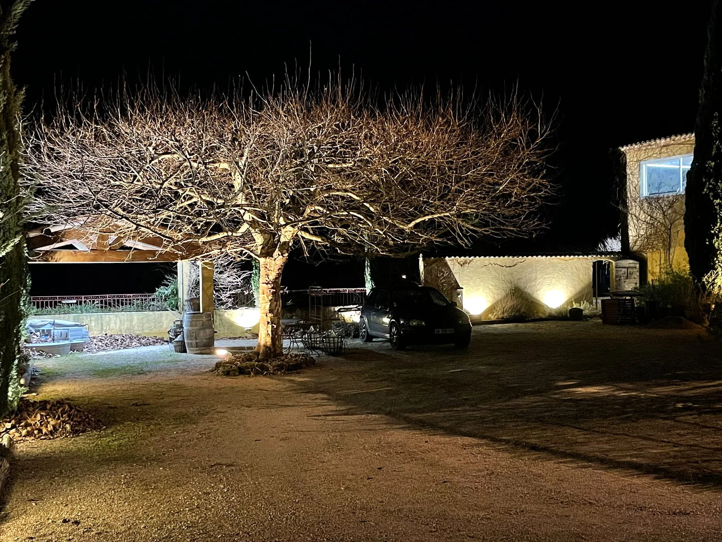 Cour et bâtiment éclairés la nuit